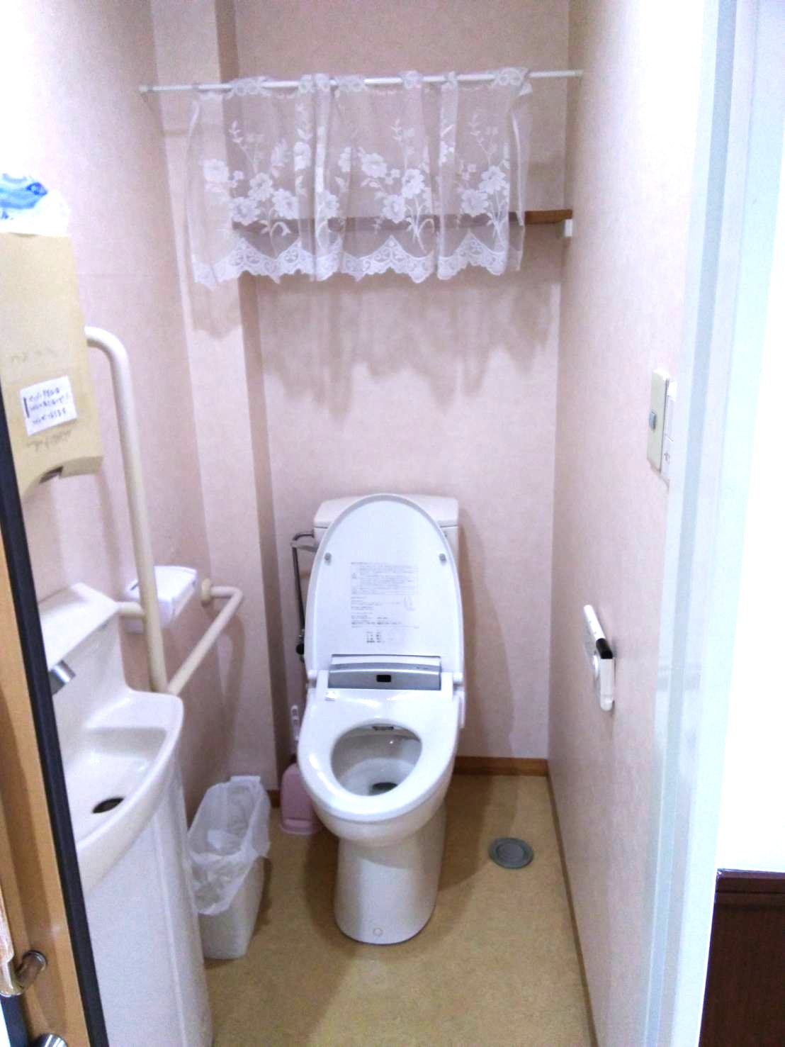 トイレ　居室内設置のトイレは清潔感のある色で統一されています。手すりも付いているので、安心です。(グループホーム　ふれあい神戸西)